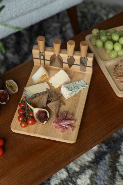 Huvudbild Ostbricka med knivar – Bambu