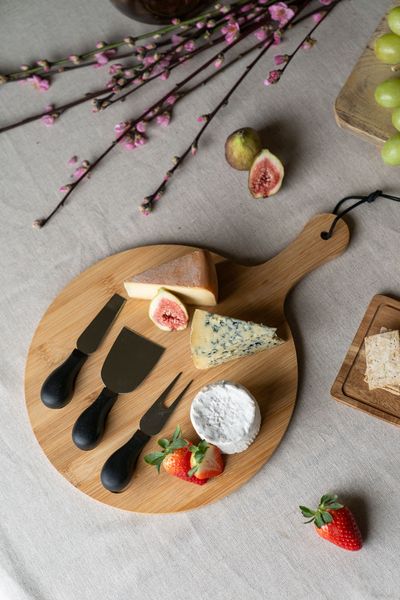 Huvudbild Rund ostbricka med 3stk knivar 