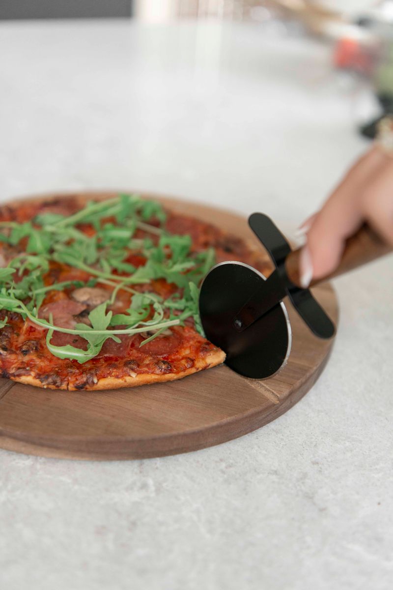 Pizzabricka med skärare