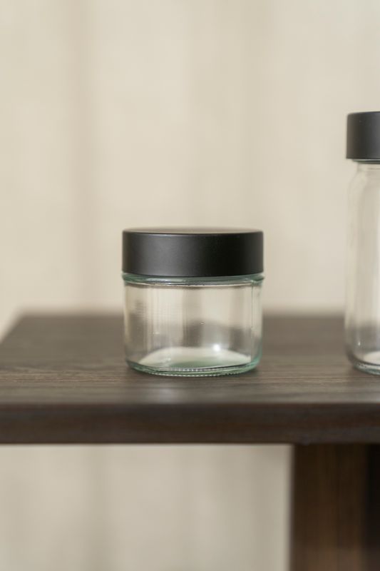Burk med svart lock 80ml